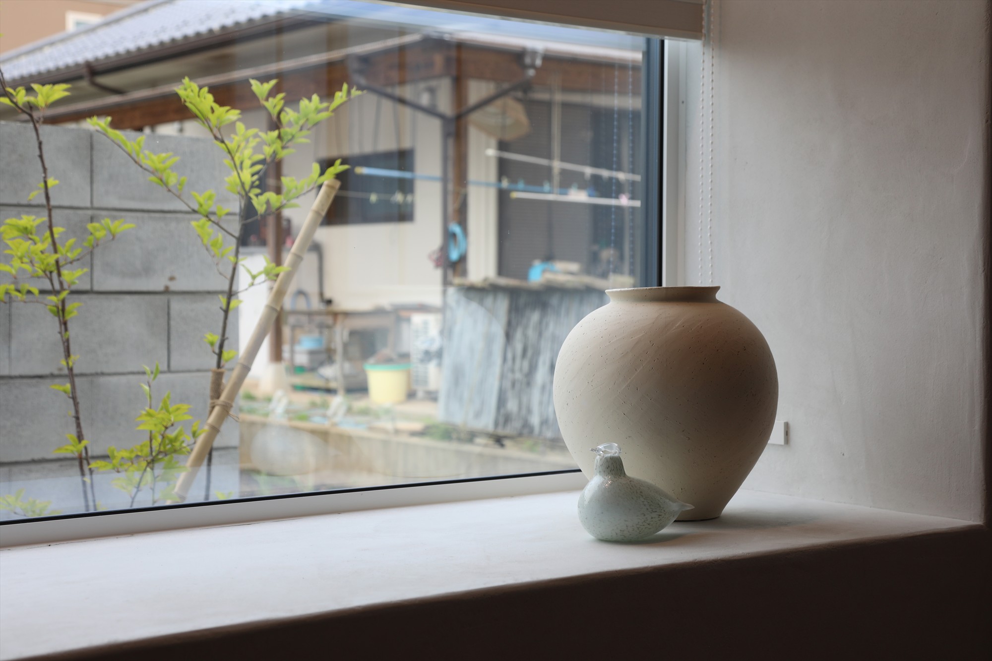 グレーの石目調タイルが映える、20帖のLDKがある家