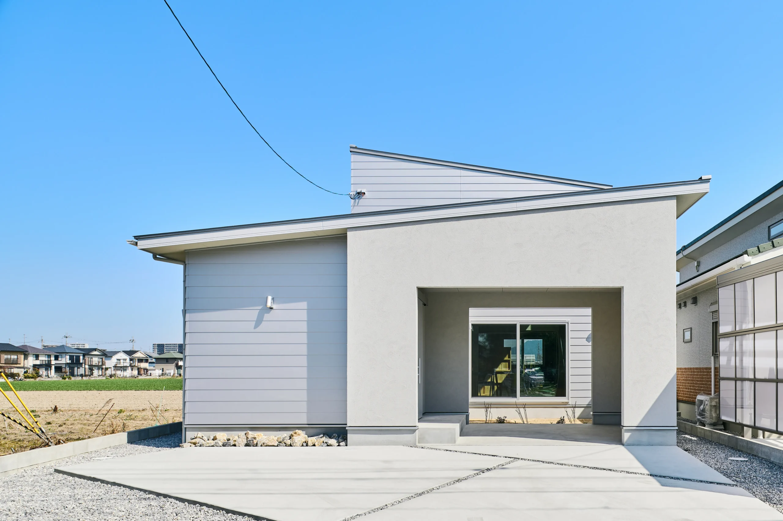 杉の天井が心地よいアクセントになる、北欧モダンな住まい